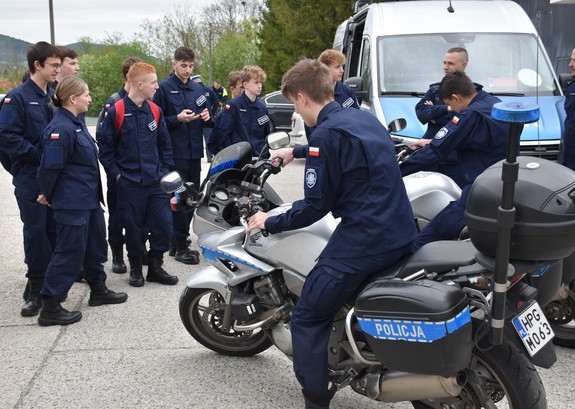 uczniowie na policyjnych motocyklach