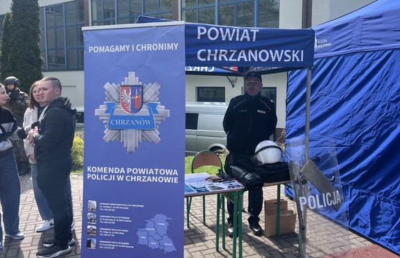 stoisko profilaktyczne wystawione przez Komednę Powiatową Policji w Chrzanowie